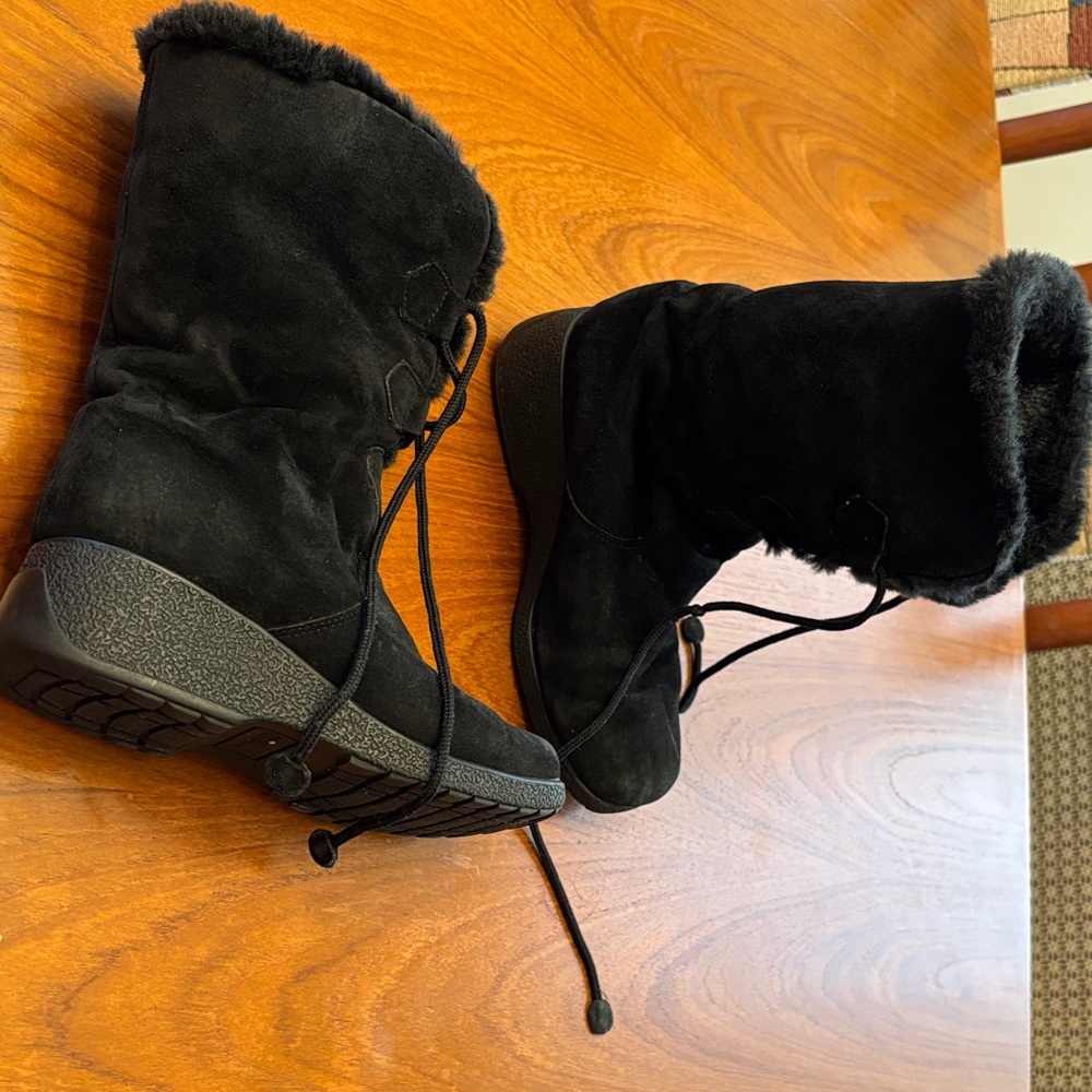 Women's Black Fur-Lined Winter Boots. In very good condition